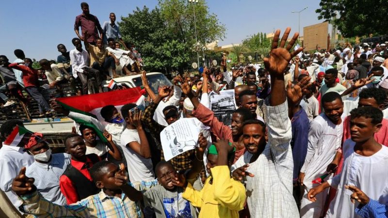 Sudan: Demonstrators demand military coup as crisis worsens