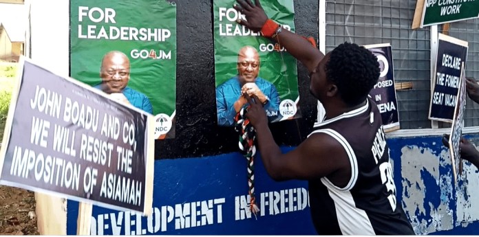 Angry Fomena NPP youth paint party office with NDC colours and Mahama posters (video)