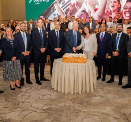 Members of the Vivo Energy Group and Vivo Energy Jordan leadership teams cut the cake to celebrate Jordan joining the Group