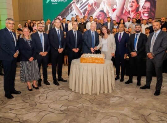 Members of the Vivo Energy Group and Vivo Energy Jordan leadership teams cut the cake to celebrate Jordan joining the Group
