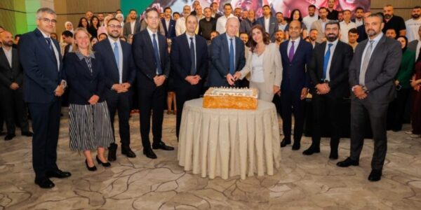 Members of the Vivo Energy Group and Vivo Energy Jordan leadership teams cut the cake to celebrate Jordan joining the Group